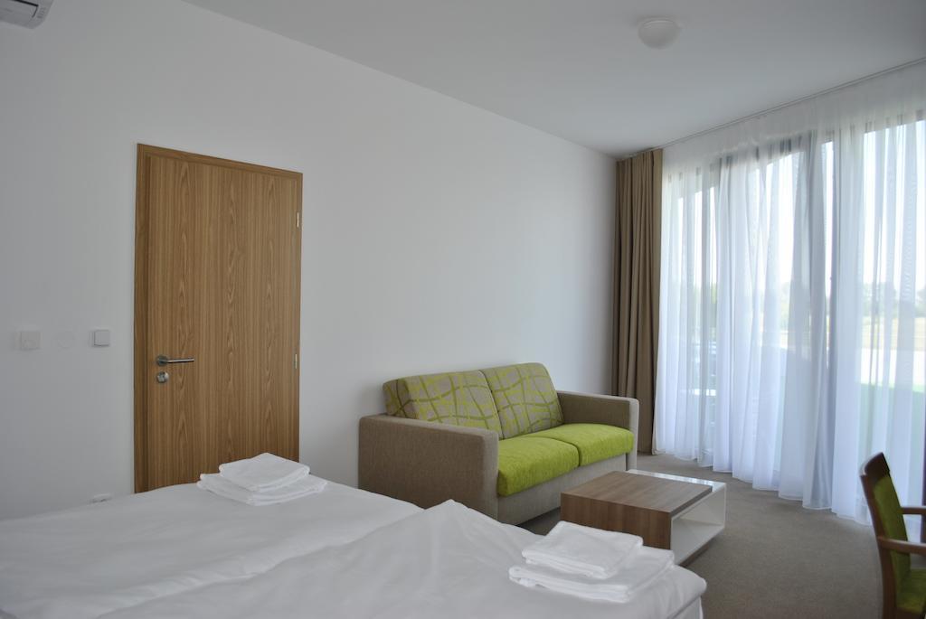 Hotel Golf Jezera Ostrožská Nová Ves Eksteriør billede