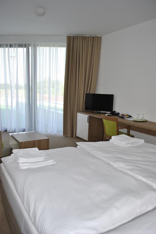 Hotel Golf Jezera Ostrožská Nová Ves Eksteriør billede