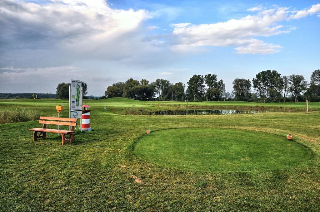 Hotel Golf Jezera Ostrožská Nová Ves Eksteriør billede
