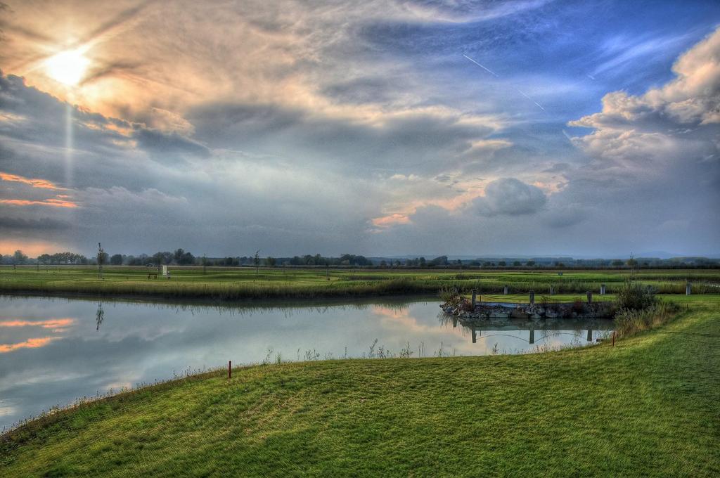 Hotel Golf Jezera Ostrožská Nová Ves Eksteriør billede